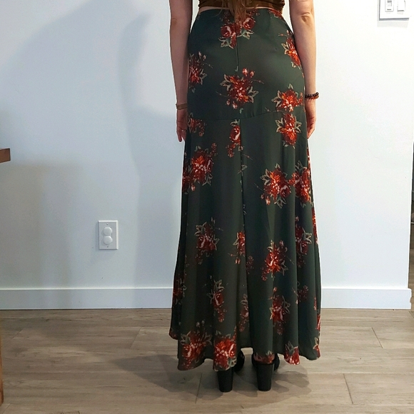 🌟HOST PICK🌟 NWT California Moonrise Skirt size M - Picture 3 of 3